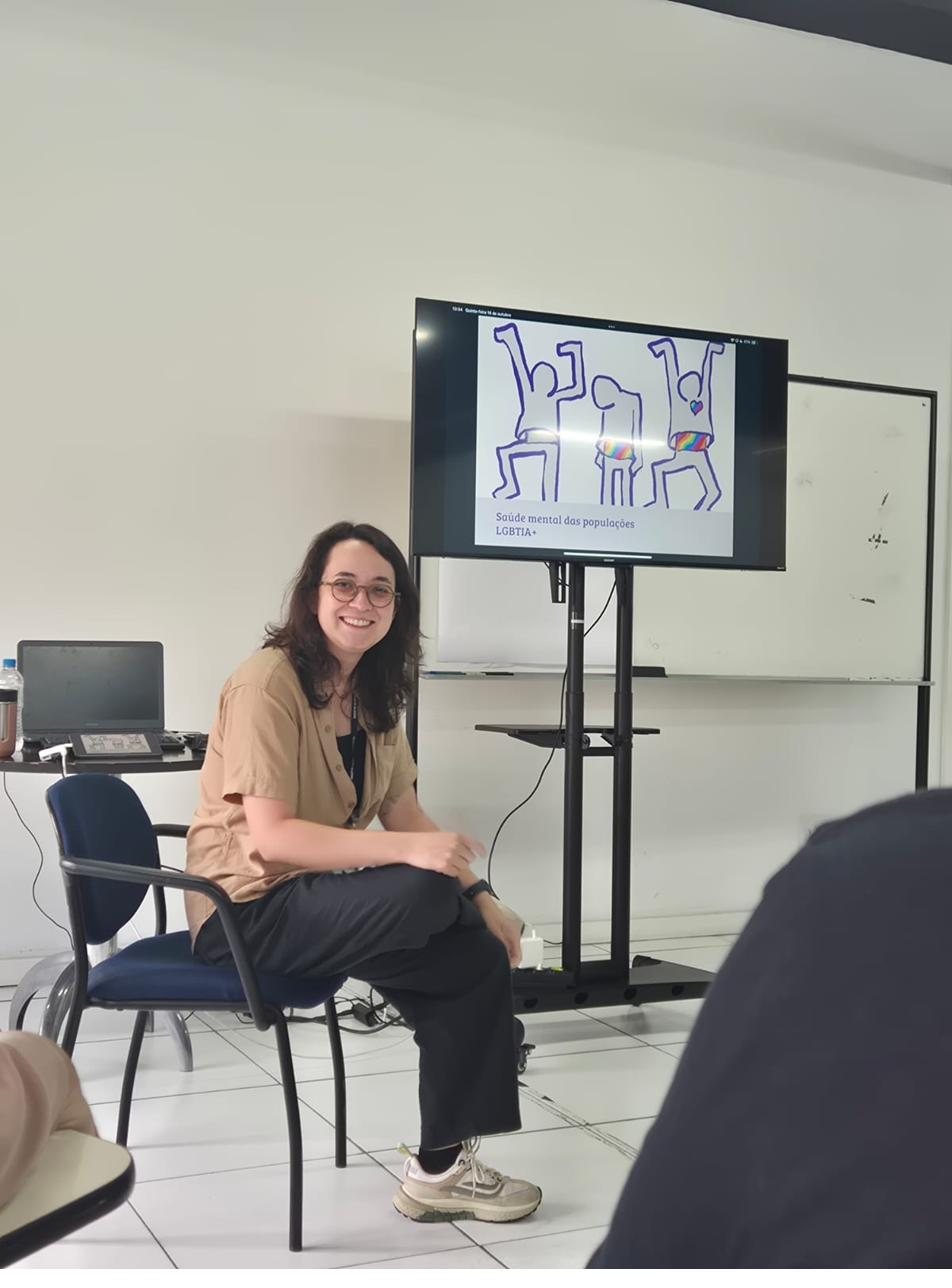 Anna Martha Fontanari dando aula sobre saúde mental de pessoas LGBTIA+
