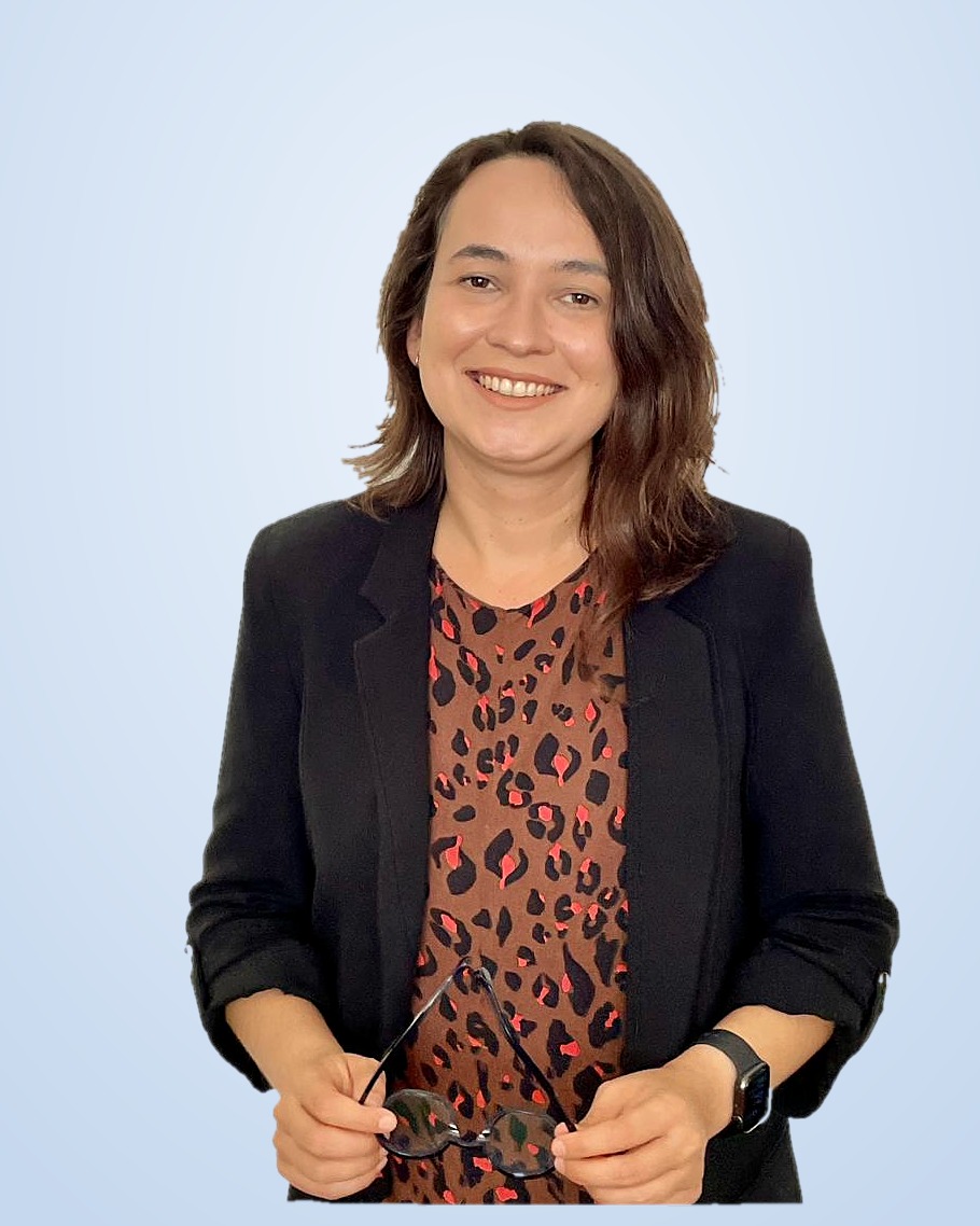 Dra. Anna Martha Fontanari sorrindo, de blazer preto