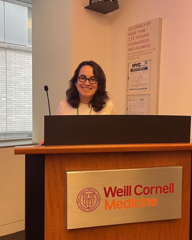 Anna Martha Fontanari no púlpito durante palestra na Weill Cornell Medicine